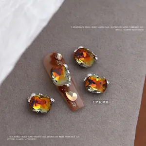 Macro-opname van een 13x10mm amber kristallen nagelbedel met parels en strass