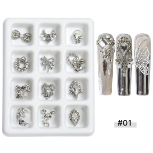 Détails d'un ensemble de 12 bijoux d'ongles en alliage argenté et strass en boîte