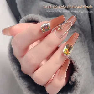 Maillard-stijl bruin verloop nageldecoratie set met grote strass steentjes en parels