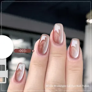 Vue macro du vernis à ongles œil de chat blanc porcelaine avec brillance magnétique