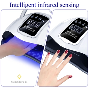 Detailansicht der SUN X11 MAX UV-LED Nagellampe mit Sensor und digitaler Timer-Anzeige