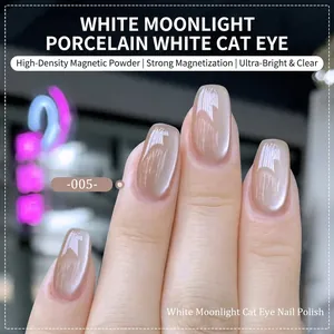 Gros plan du vernis à ongles œil de chat blanc lune avec effet magnétique et teinte 005