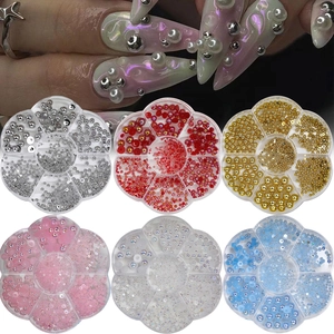 Dettaglio di perle colorate in resina e borchie in scatole a forma di fiore per nail art