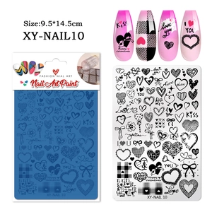 Dettaglio macro della piastra stamping per unghie San Valentino con cuori e pizzi