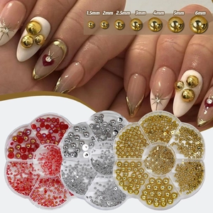 Vista macro di perle nail art 1,5-6mm in scatola floreale con perle dorate e argentate