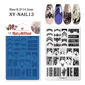 Dettaglio della piastra per stamping nail art con motivi a pizzo, farfalle e fiori