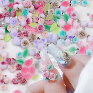 Macro de rosas de resina 3D y hojas en uñas largas para arte de manicura profesional