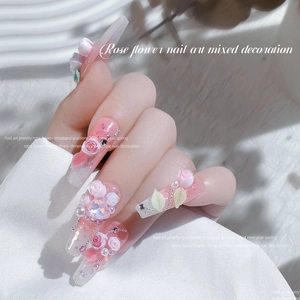 Set de decoración de uñas con rosas 3D y perlas en uñas postizas almendradas rosas