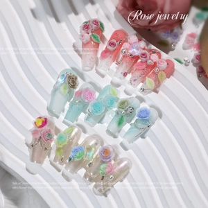 Kit de decoración de uñas retro con rosas de resina 3D, perlas y pedrería en fondo blanco