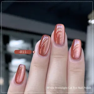 Détail du vernis à ongles œil de chat rouge-brun avec effet magnétique clair de lune
