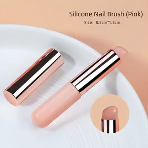 Detalle del pincel de silicona rosa para uñas en degradado con mango oro rosa 8,5 cm