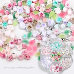 Detalle de rosas de resina 3D y perlas para manicura en una caja de 7 compartimentos