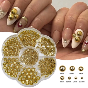 Dettaglio di perline metalliche dorate per nail art in contenitore a fiore multi-misura