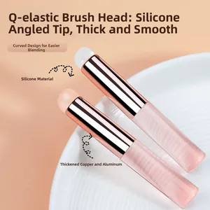 Vista detallada de dos pinceles de maquillaje de silicona con férulas de oro rosa y rosa