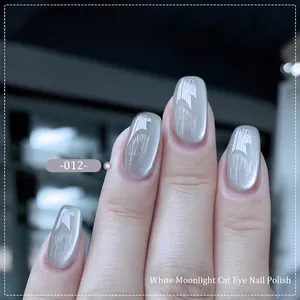 Vernis à ongles œil de chat blanc clair de lune avec poudre magnétique brillante