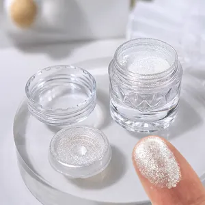Nahaufnahme von perlweißem Aurora Nagelpuder im Tiegel mit hohem metallischem Glanzeffekt