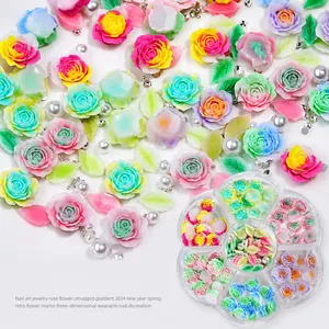 Vista detallada de rosas de resina 3D y perlas para manicura en caja con forma de flor