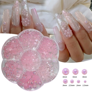Dettaglio di 7 misure di mezze perle rosa cangianti per nail art in un contenitore