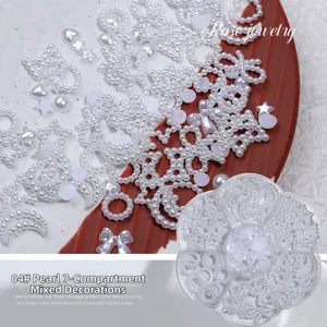 Vista detallada de perlas variadas para decoración de uñas en estuche de 7 rejillas