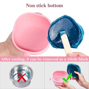 Détail d'un pot à cire en silicone antiadhésif rose avec des perles bleues et nettoyage facile