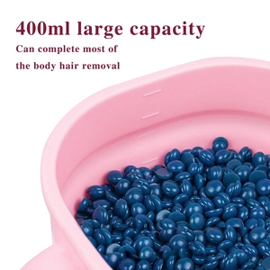 Détail du bol à cire en silicone rose de 400ml avec grains de cire dépilatoire bleus