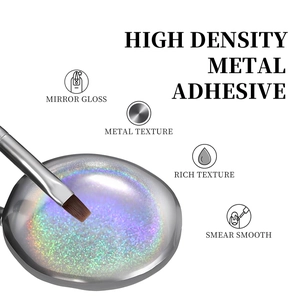 Vue macro du gel miroir laser argenté haute densité avec un pinceau plat professionnel