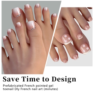 Détail d'ongles de pieds ombrés roses avec paillettes et motifs de fleurs de cerisier
