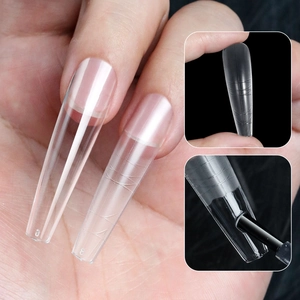 Détail de capsules d'ongles transparentes ultra-fines avec lignes de mesure précises