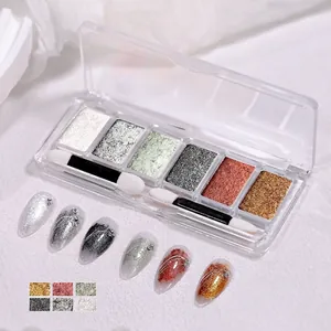 Detalle macro de paleta de polvo de uñas brillante de 6 colores con pinceles y puntas de muestra