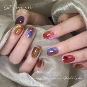 Katzenaugen Gel Lack Set mit dynamischem Magnetglitzereffekt auf eleganten Fingernägeln
