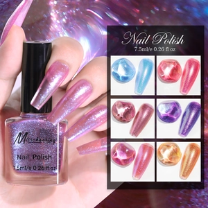 Détail macro du vernis à ongles caméléon scintillant avec nuancier de 6 couleurs