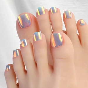 Détails macro des faux ongles de pieds aurora cat-eye holographiques à effet miroir