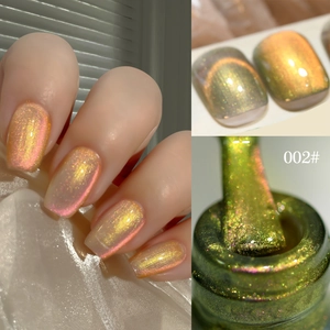 Makro-Detail von Katzenaugen-Nagellack 002 mit grün-violettem Aurora-Schimmer-Effekt
