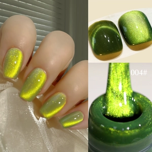 Nahaufnahme von hellgrünem Katzenaugen-Nagellack 004 mit metallischem Magnet-Schimmer