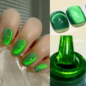 Makrodetail von Katzenaugen-Nagellack Nuance 005 mit Magnet-Schimmer und Glanz