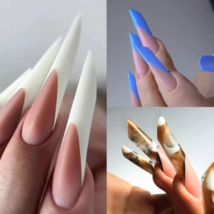 Set aus Stiletto-Nägeln mit weißen French Tips, blauem Glitzer und Marmormustern
