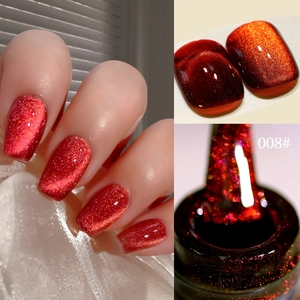 Makrodetails von funkelndem rotem Katzenaugen-Nagellack mit glattem Finish und Farbmustern