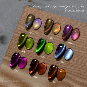 Neunfarbiges Katzenaugen-Nagellack-Set mit lebendigen Glitzereffekten auf Holzgrund