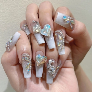 Unghie finte lunghe a trapezio fatte a mano con sfumatura grigio-bianca e strass in cristallo 3D