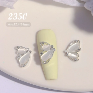 Vue macro d'un bijou d'ongle papillon en opale avec cadre argenté et strass