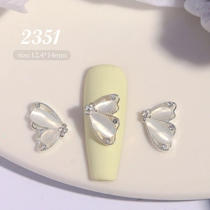 Vue macro de bijoux d'ongles papillon argentés avec effet opale et détails de strass
