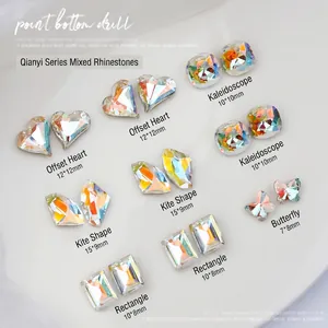 Dettaglio di cristalli aurora per nail art in varie forme di cuore e farfalla lucidi