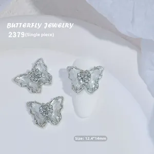 Vista macro de dijes de mariposa con circonitas para uñas con detalles plateados