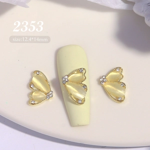 Vue macro des bijoux d'ongles papillon avec pierre œil-de-chat et strass, 12,4x14mm