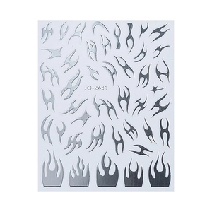 Vue détaillée des autocollants à ongles JO-2431 argentés avec motifs flammes et tribaux