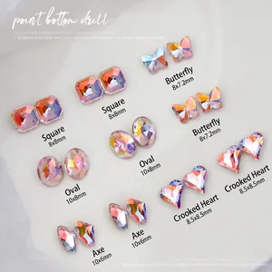 Dettaglio macro di cristalli di vetro rosa aurora in varie forme per la nail art