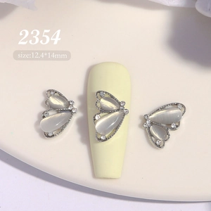 Vue détaillée de bijoux d'ongles papillon 12.4x14mm avec pierres œil de chat et strass