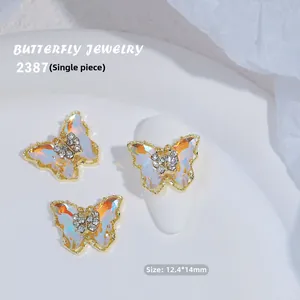 Detalle de una joya para uñas de mariposa de circonita de 12,4x14 mm con marco dorado