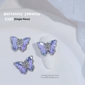 Vista macro de joyas para uñas de mariposa de cristal púrpura de 12,4x14mm con circón
