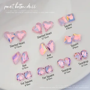Dettaglio dei cristalli di vetro rosa Aurora in forme miste per set di nail art